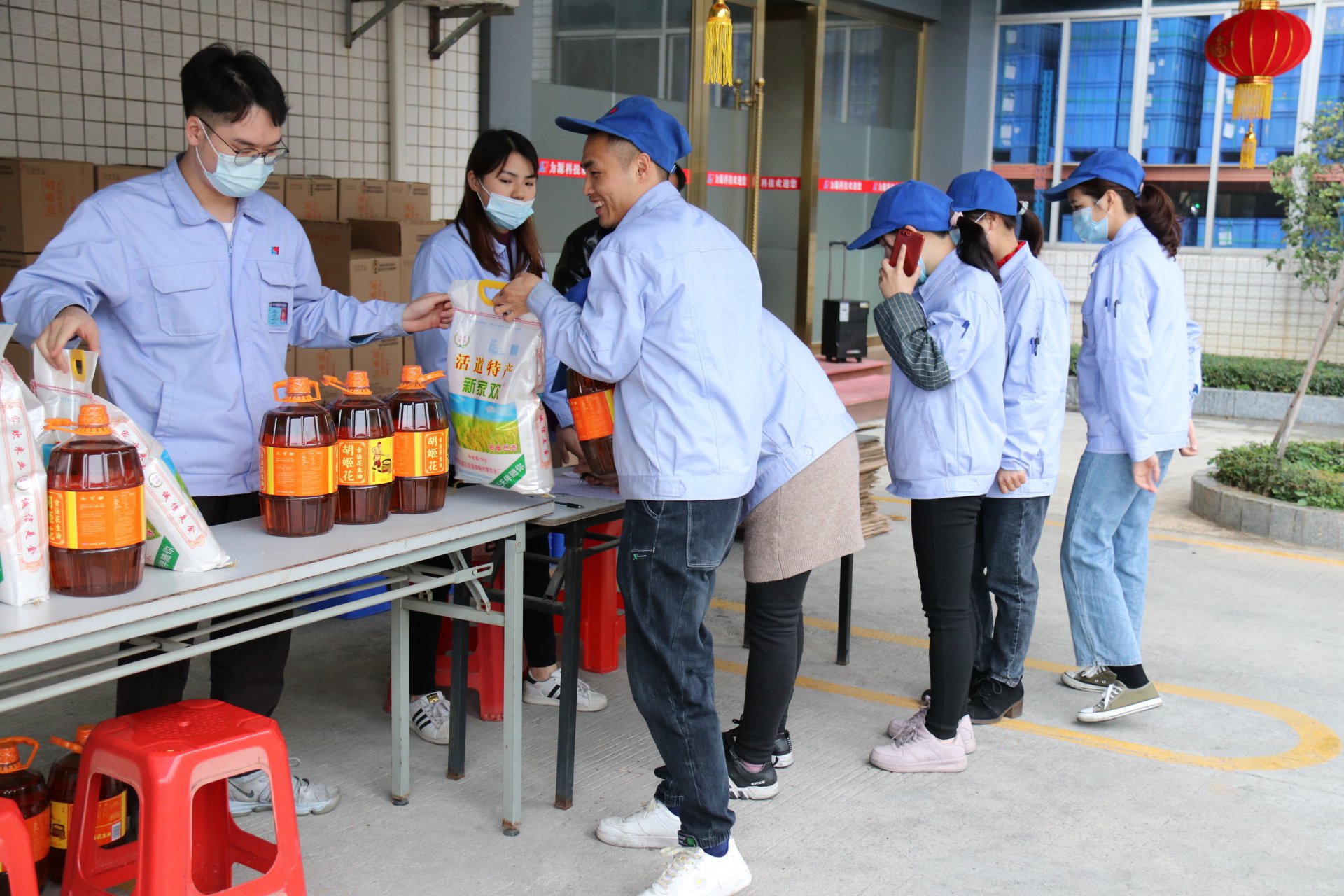 金牛送福，喜迎新春——庄闲和游戏科技向全体员工发放春节福利